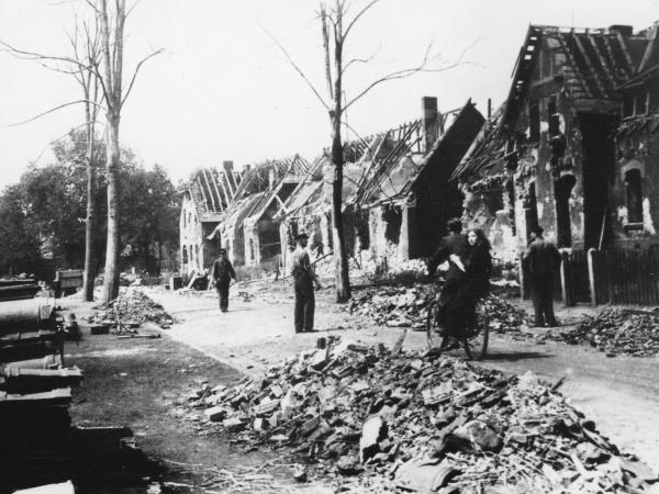 Zerbombte Häuser in Meerbeck ca. 1944 