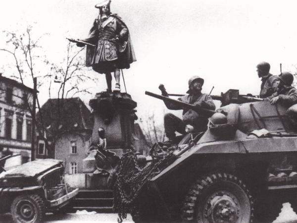 Ein amerikanischer Panzer mit Männern vor dem Kurfürstendenkmal.