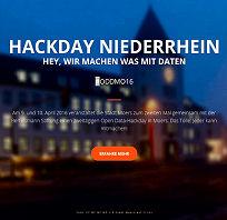 Im Hintergrund leicht verschwommen das Moerser Rathaus am Abend und die Aufschrift: Hackday Niederrhein, Hey, wir machen was mit Daten.