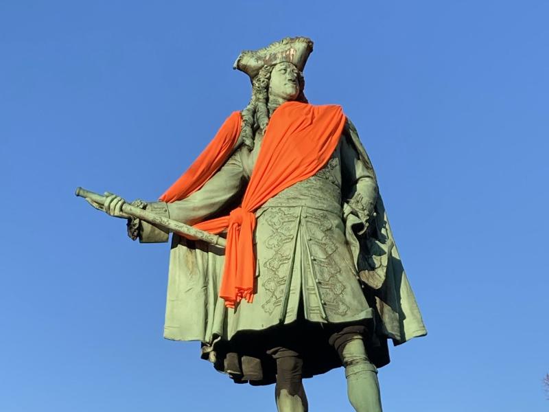 Denkmal vom König Friedrich I in Moers mit einer roten Schärpe