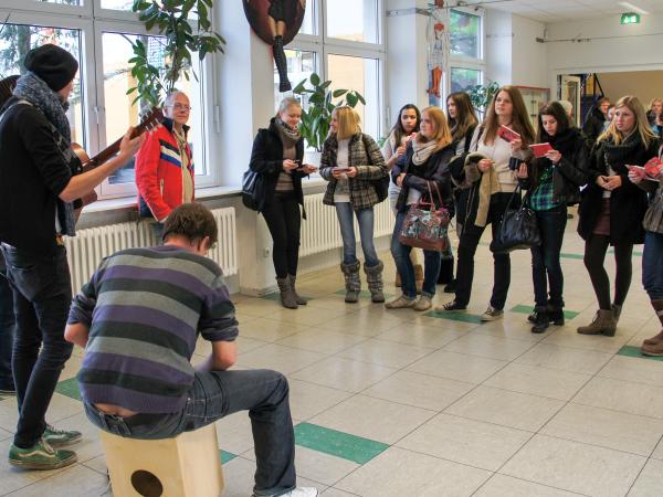 Eine Band spielt in der Pausenhalle des Grafschafter Gymnasiums.