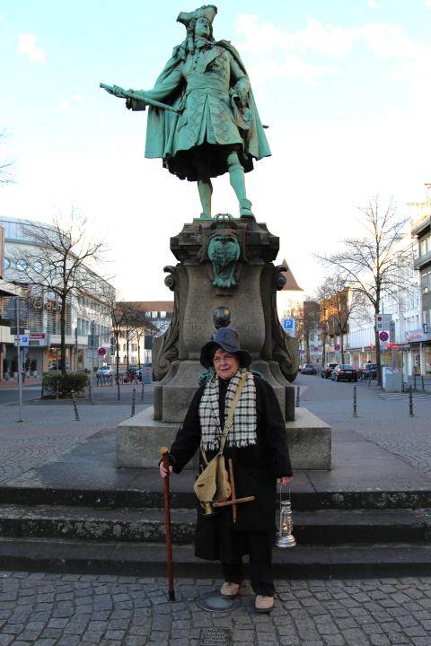 Gästeführerin Erika Ollefs als Nachtwächterin vor dem Denkmal König Friedrich I. auf dem Neumarkt