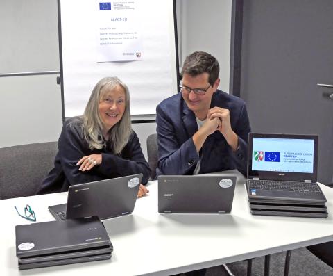 Die stellvertretende vhs-Leiterin Kirsten Peters und vhs-Fachbereichsleiter Tim Henning freuen sich über die neuen Tablets.