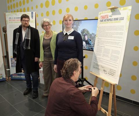 Der Bürgermeistern unterschreibt eine Charta Faire Metropole Ruhr 2030.