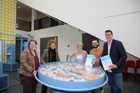 Ursula Wiltsch (Bibliotheksleitung), Diana Finkele (Geschäftsführung Eigenbetrieb Bildung), Beate Schieren-Ohl (vhs-Leitung), Demokrat Ramadani (Demokratiebeauftragter) und Tim Henning (vhs-Fachbereichsleiter) versuchen in dem interaktiven Spiel den Frieden zu retten und nicht unterwegs Terror und Aufrüstung zum Opfer zu fallen.