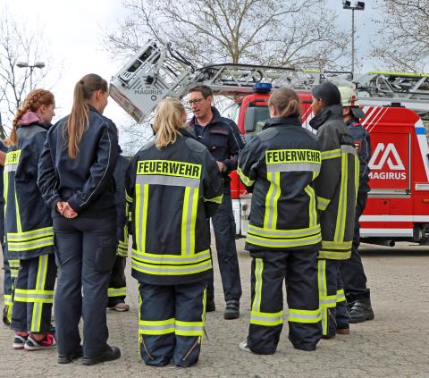 Mehrere Personen in Feuerwehruniform.
