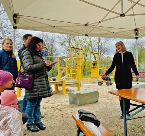 Personen bei der Eröffnung von einem Spielplatz.