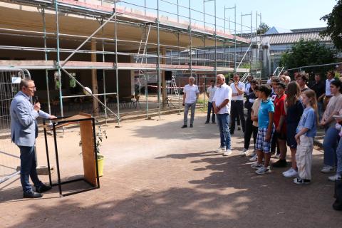 Richtfest Heinrich-Pattberg-Realschule mit einem Redner am Pult und vielen zuhörenden Personen 