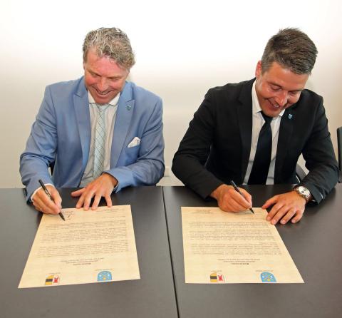 er Moerser Bürgermeister Christoph Fleischhauer (l.) und der stellvertretende Bürgermeister Robert Nitz aus Seelow unterzeichnen die Bekräftigungsurkunde zum 30. Jahrestag der Städtepartnerschaft.