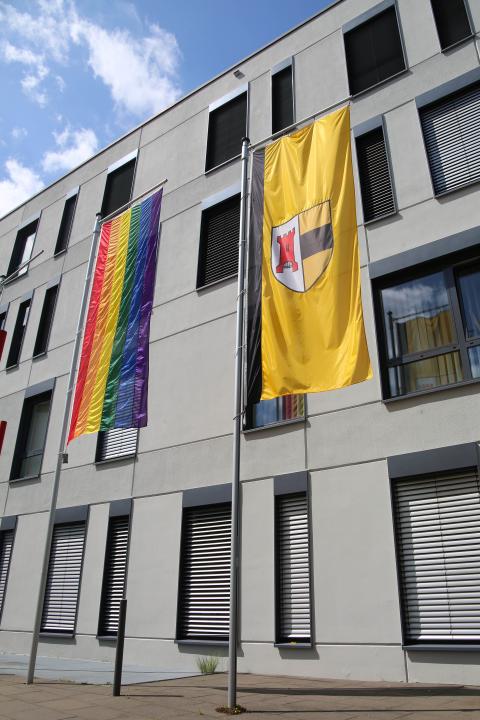Die Regenbogenflagge und die Flagge der Stadt Moers vor dem Rathaus.
