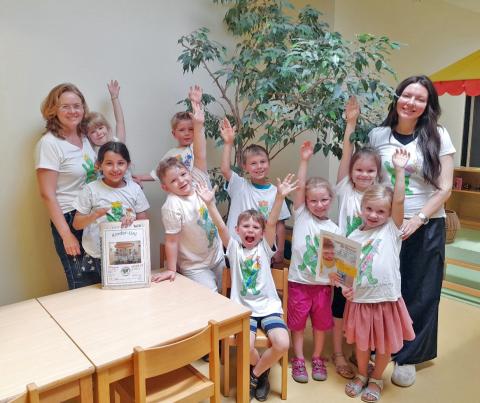 Ein Gruppenfoto der Kindergartengruppe Erlenweg-Kids und ihrer Erzieherin Lilli Schulz