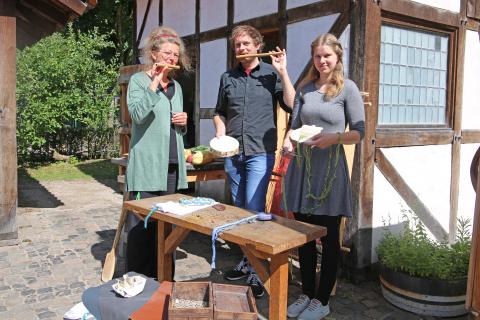 Kulturpädagoge Patrick Bohndörfer, die ehrenamtliche Helferin Ramona Stenger und Museumsleiterin Diana Finkele freuen sich auf das Ferienprogramm im Grafschafter Musenhof.