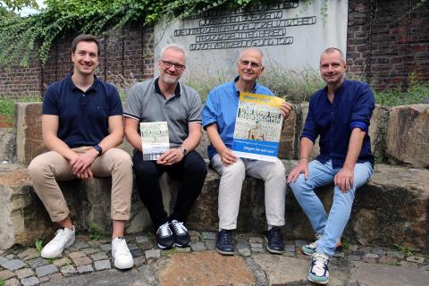 Simon Stockamp (Lehrer Fachbereich Musik), Thorsten Klag (Schulleiter Adolfinum), Ulrich Hecker (Vorsitzender ‚Erinnern für die Zukunft‘) und Georg Kresimon (Leiter Moerser Musikschule) (v.l.).