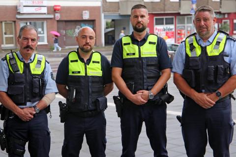 Vier Polizisten stehen nebeneinander 