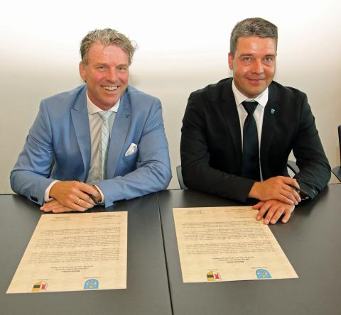 Robert Nitz aus Seelow mit dem Bürgermeister Christoph Fleischhauer bei der Unterzeichnung der Bekräftigungsurkunde 