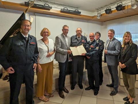 Feuerwehrchef Christoph Rudolph, Petra Kiehn, Bürgermeister Christoph Fleischhauer und Julia Zupanicic Stadtverbands Vorsitzende CDU, Ingo Brohl, Jörg Schmiegelt, Rudi Röhling, Dirk Denker alle Löschzugführer 