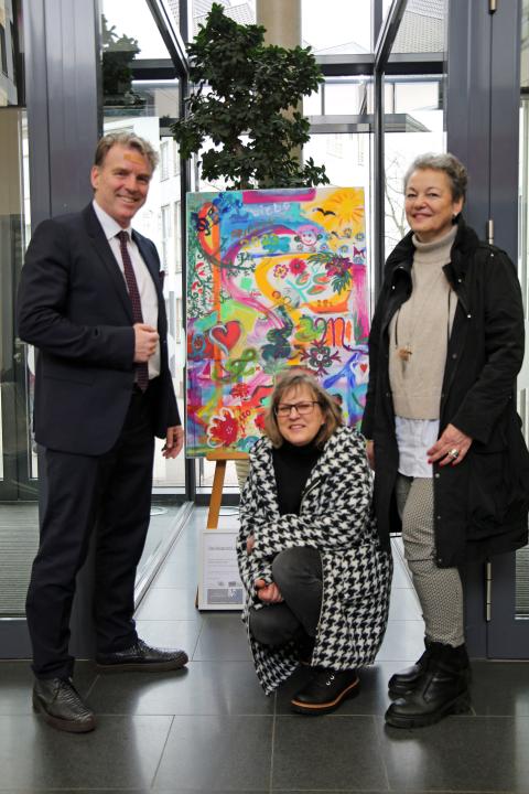 Bürgermeister Christoph Fleischhauer, Birgit Kalke und Jutta Dammers-Plaßmann (v.l.) haben am 21. Februar das erste Moerser Bürgerbild im Rathaus enthüllt. (Foto: pst)