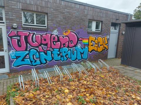 Buntes Graffiti auf einem Haus