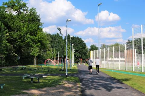 Spazierende Menschen im Sportpark Rheinpreußen