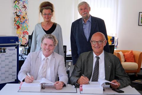Bürgermeister Christoph Fleischhauer und Peter Boschheidgen sowie Diana Finkele und Dr. Wilfried Scholten (jeweils von links) bei der Unterzeichnung der Verlängerung des Leihgabenvertrages zwischen der Stadt Moers und dem Grafschafter Museums-und Geschichtsverein: