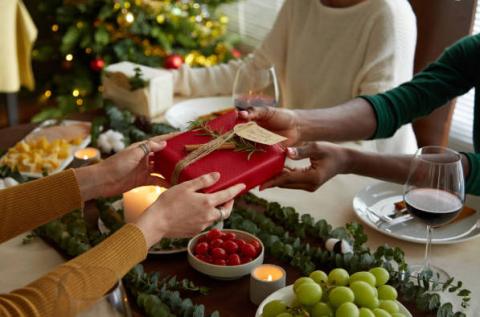 Tisch mit weihnachtlichem Gebäck und Geschenken