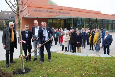 Architekt Jan Hilmer, Architekt Dirk Druschke, Schulleiter Thomas Urner und Bürgermeister Christoph Fleischhauer freuen sich über das neue Gebäude für die Heinrich-Pattberg-Realschule.