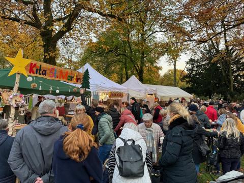 Repelener Weihnachtsmarkt mit vielen Leuten