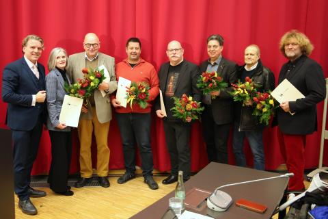 Bürgermeister Christoph Fleischhauer ehrte am 4. Dezember sieben Ratsmitglieder für ihr jahrzehntelanges Engagement: Claudia van Dyck, Klaus Brohl, Atilla Cikoglu, Claus Peter Küster, Mark Rosendahl, Joachim Fenger und Dino Maas freuten sich über die Anerkennung ihres Engagements